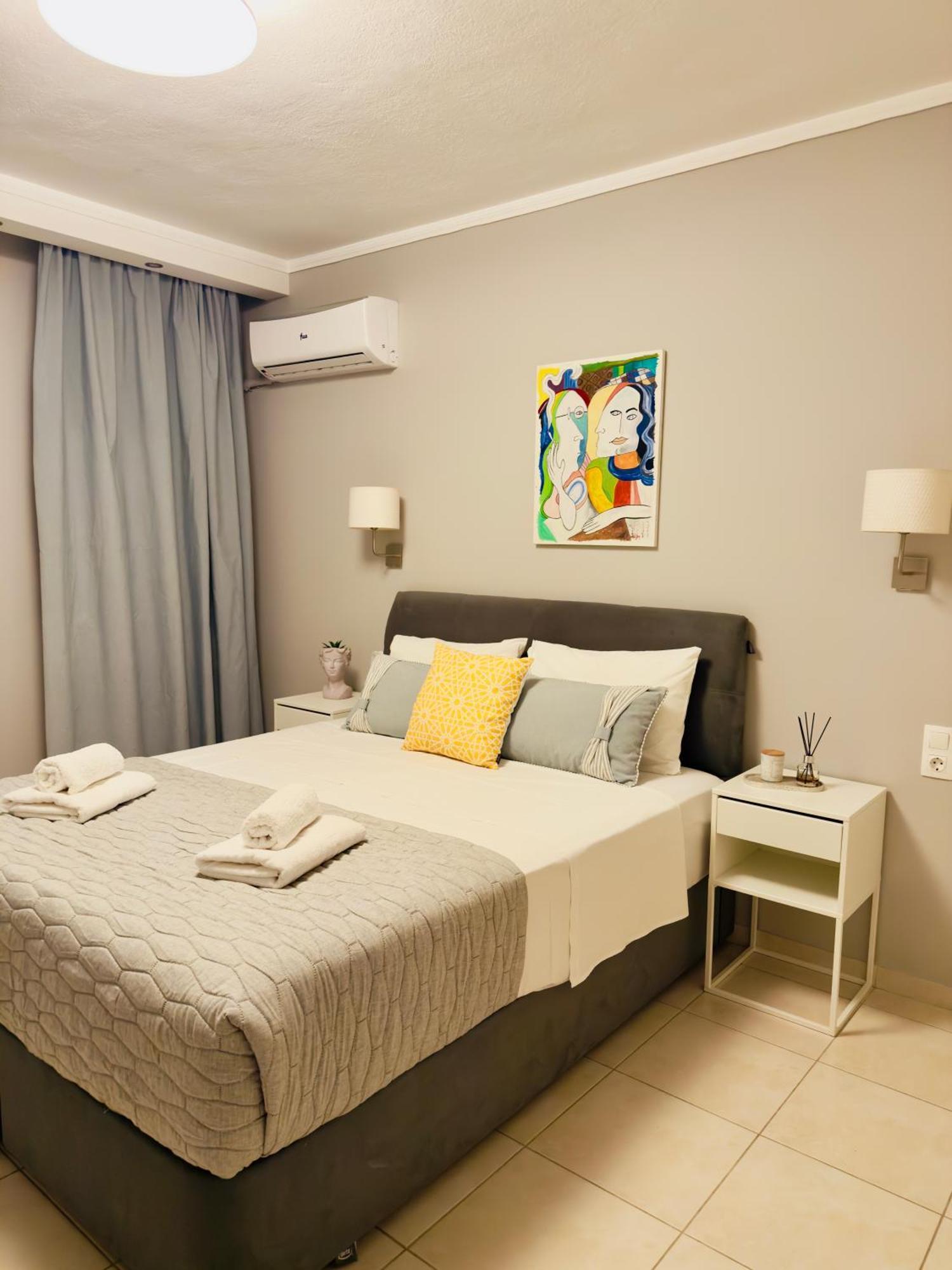 Kyra's Flat * העיירה סקיאתוס